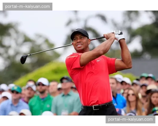 特写:美国大师赛第三轮,老虎伍兹在第12洞“金钟”落水 特写:美国大师赛第三轮,老虎伍兹在第12洞“金钟”落水